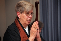 Linda erhält ihre Übertragung als Zen-Lehrein